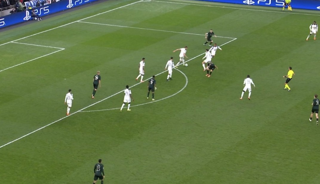 Një mbrojtës shënon golin më të bukur të këtij sezoni në Champions League (video)