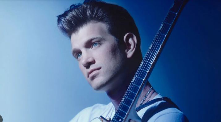 Një nga këngët më të mira romantike “Can’t Help Falling in Love” e Chris Isaak (teksti i përkthyer në shqip dhe video)