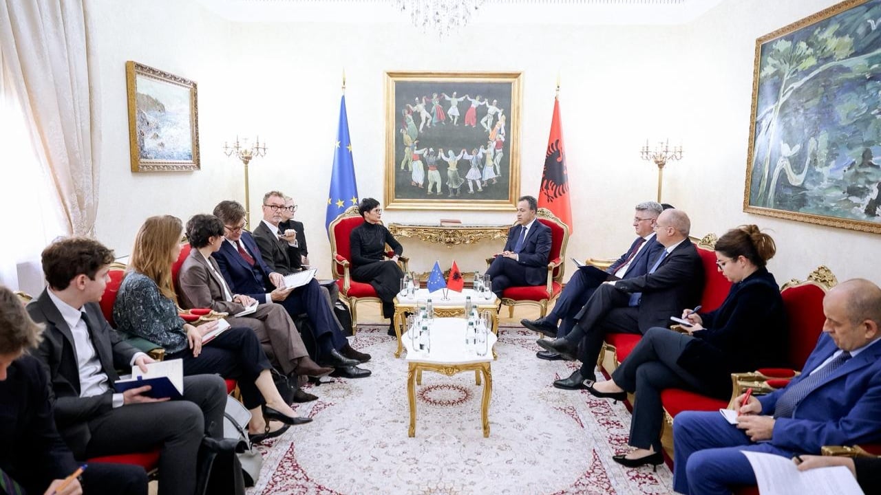 “Një punë e shkëlqyer”/ Komisionerja për Zgjerim, Marta Kos, në Kuvend: Mbështetje e plotë për rrugëtimin e Shqipërisë në BE