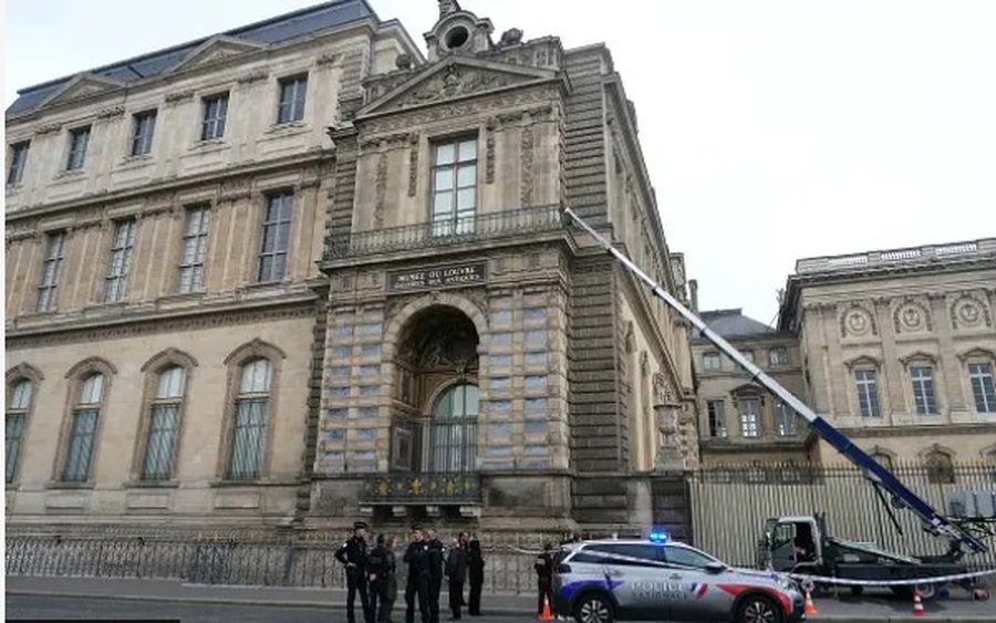 Një yll i rrjeteve sociale dhe ish-roje në muze, i dyshuari i grabitjes në Luvër! Ja çfarë thonë raportet