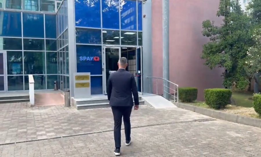 Njeriu i Ballukut, drejtori i ARRSh-së, Gentian Gjyli paraqitet në SPAK me avokat