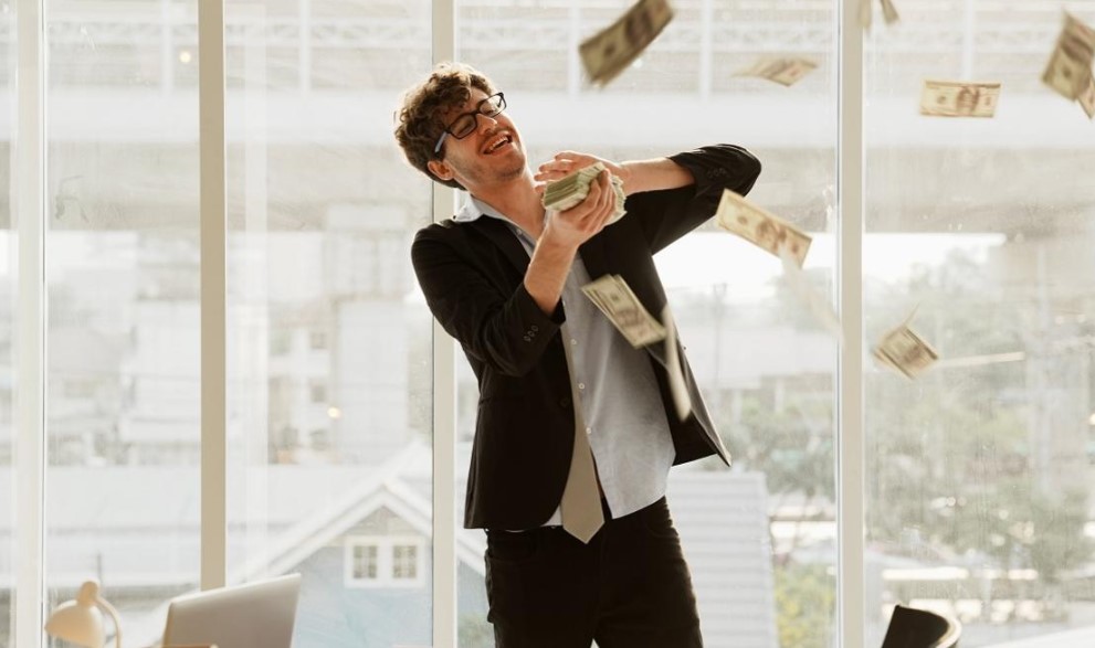 Njihuni me 4 shenjat e horoskopit që mund të bëhen milionerë deri në vitin 2030