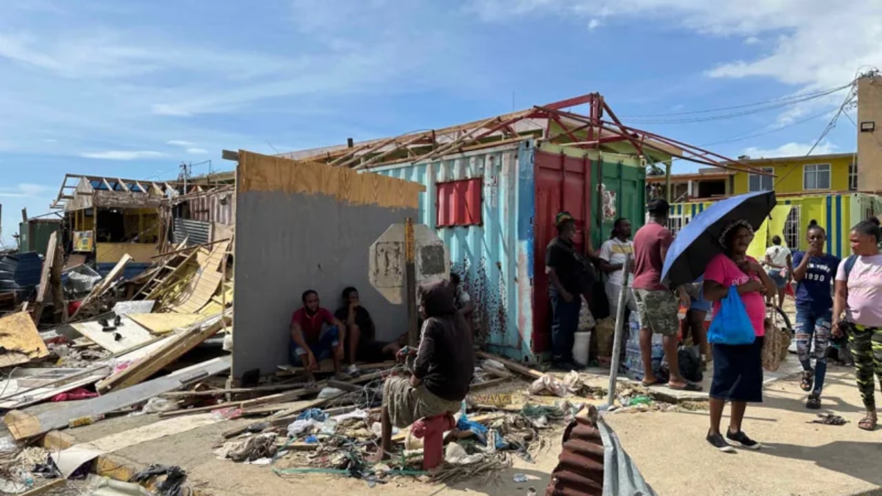 “Nuk dimë çfarë na pret. Ndihmat ende s’kanë mbërritur”/ Xhamajka përballet me pasojat shkatërruese të uraganit “Melissa”