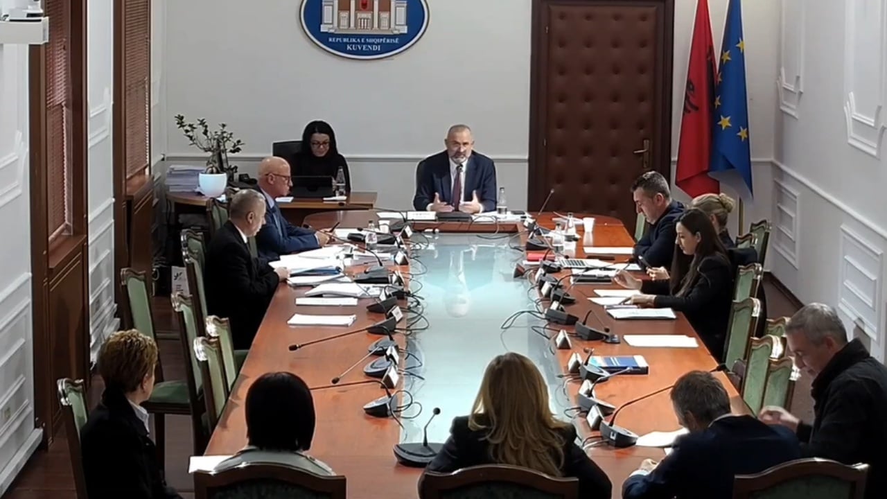 “Nuk kërkojmë lekë”/ Manja batuta me KMSHC-në nga Komisioni i Ligjeve: Më në fund një lajm i mirë, nuk mund të shkonte…