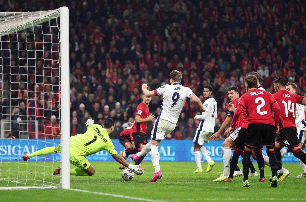 Nuk mjaftojnë 75 minuta fantastike, Shqipëria ndëshkohet në fund nga Anglia (video)