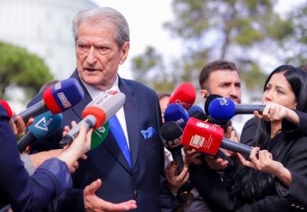 Nuk u paraqit për “21 Janarin” në SPAK, ja si justifikohet Berisha para gazetarëve