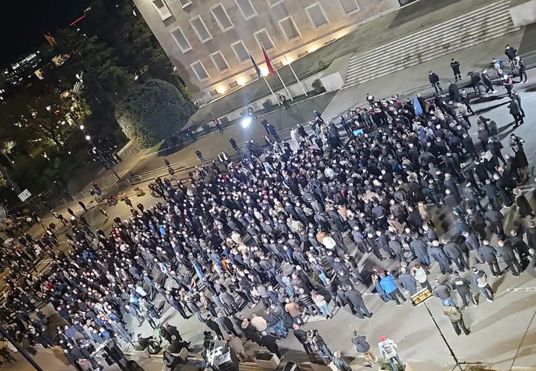 Numri i ulët i protestuesve në shesh, Balla “shigjeton” Berishën: Ia doli ta fundosë PD në shoqatë