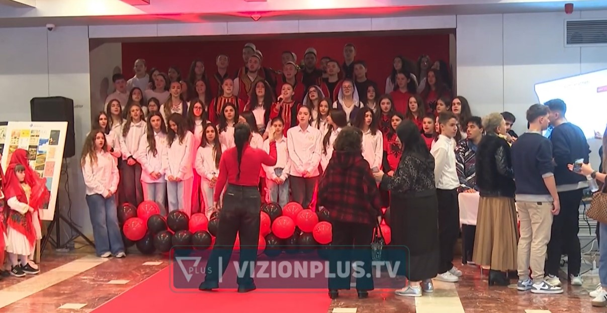 Nxënësit festojnë 28-29 nëntorin, holli i Teatrit të Operas dhe Baletit vishet me ngjyrat kuq e zi