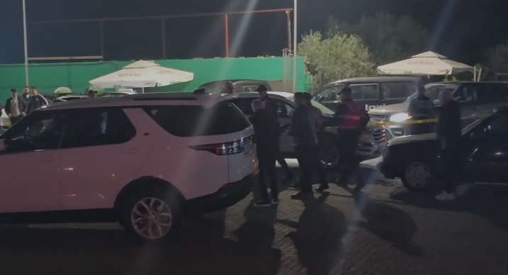 “O shpirti motrës”/ Momenti kur familjarët e biznesmenit të ekzekutuar në Elbasan mbërrijnë në vendngjarje (Pamje të rënda)