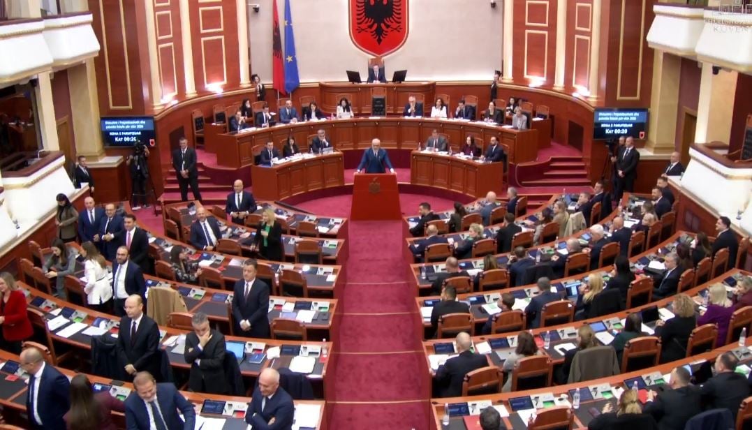 Opozita i kthen shpinën Ramës teksa merr fjalën, kryeministri: Nuk shkon mor burrë, më mirë kurrizin sesa fytyrën