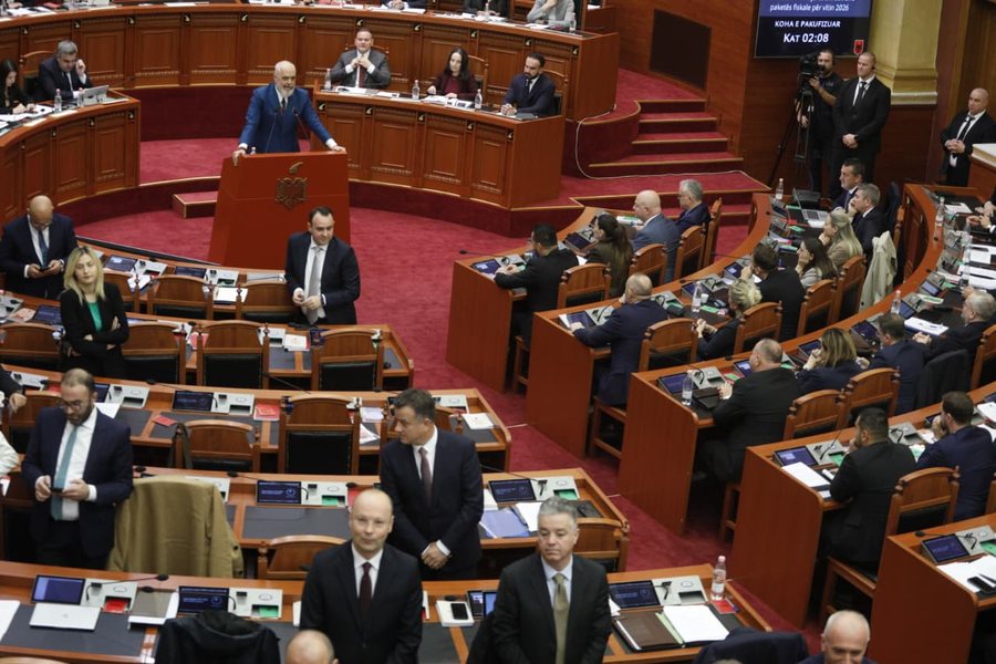 Opozita i ktheu shpinën, si iu përgjigj kryeministri?