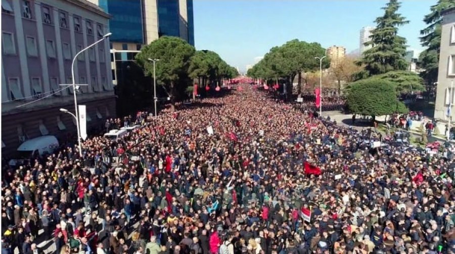 Opozita nis protestat tek kryeministria: Për familjen, ekonominë dhe për demokracinë