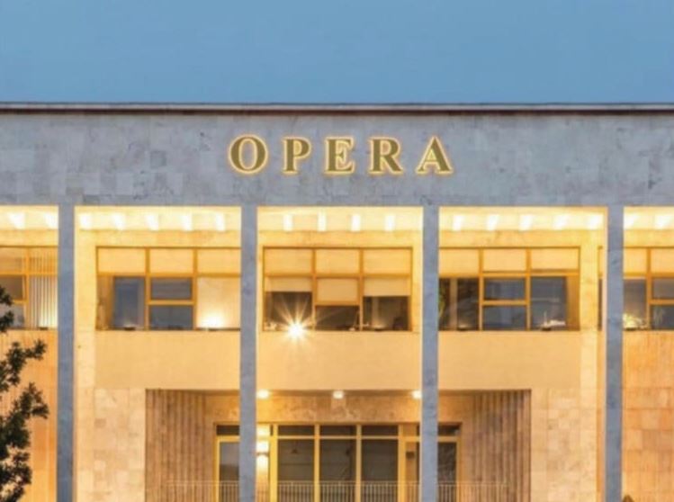 Orkestra e Harqeve e TKOB koncert në drejtimin e dirigjentit James Ross, performancë që bashkon elegancën britanike…