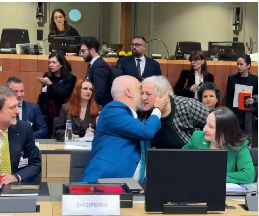 Pallosh-hajdut për shqiptarët, pallosh-zhigolo për europianët