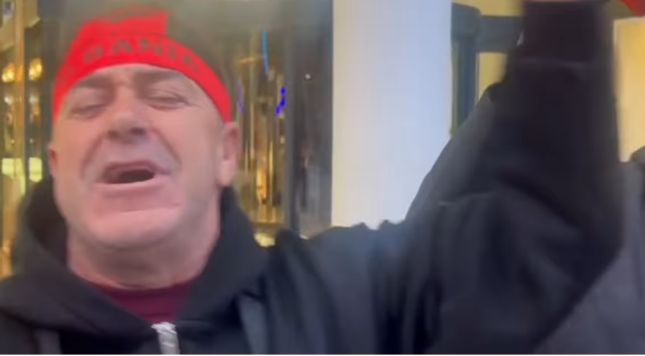 Pamje emocionuese/ Me sytë mbyllur dhe i këndon zemra, tifozi i Shqipërisë brohoret fort në Andorra