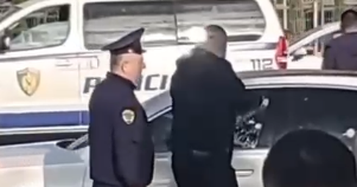 PAMJET e rënda! Shkelma dhe leva xhamit, momenti kur policia tenton të nxjerrë të plagosurin nga makina në Rinas