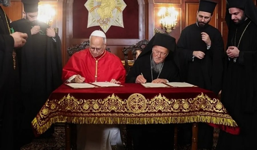 Papa Leo XIV nënshkruan deklaratën me Patriarkun Bartolomeu dhe viziton Xhaminë Blu gjatë vizitës në Turqi