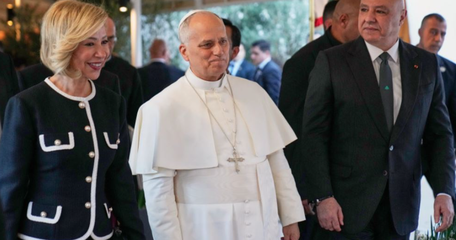 Papa Leoni XIV mbërrin në Bejrut