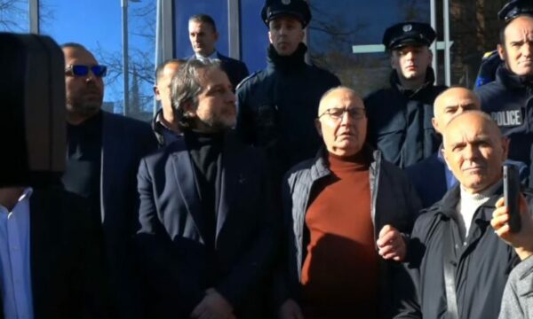 Paralizohet transporti publik në Prishtinë, punonjësit kërkojnë zgjidhje urgjente, protestës i bashkohet edhe kryetari i bashkisë