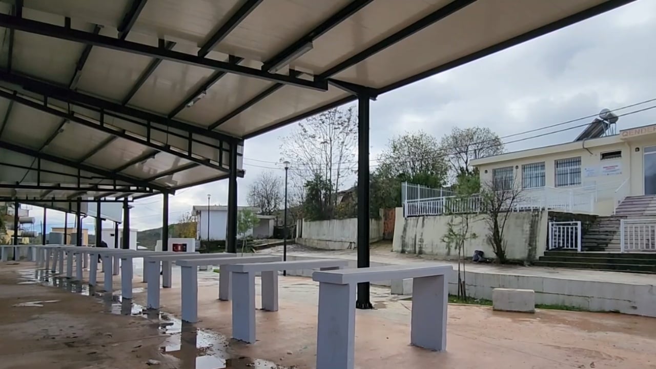 Parku u prish, tregu nuk funksionon, në Gjirokastër u shpenzuan 18 milionë lekë për tregun artizan që nuk po përdoret