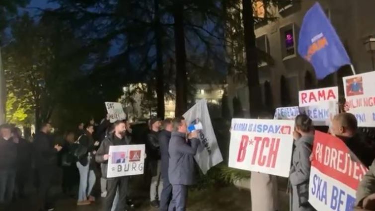 Partia Mundësia proteston jashtë kryeministrisë/ Kërkon dorëheqjen e Ballukut