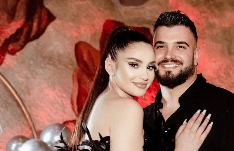 Partnerja e këngëtarit shqiptar humb fëmijën: “Tani të ka parajsa”