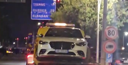 Pas 5 orësh nga atentati në Rinas, policia zhvendos me karotrec makinën ku ndodheshin viktima dhe i plagosuri