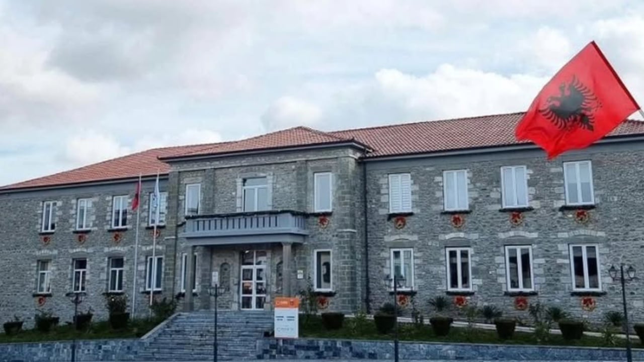 Pasojat e reshjeve, bashkia e Kolonjës: Uji i pijshëm të mos përdoret për konsum, është ndotur