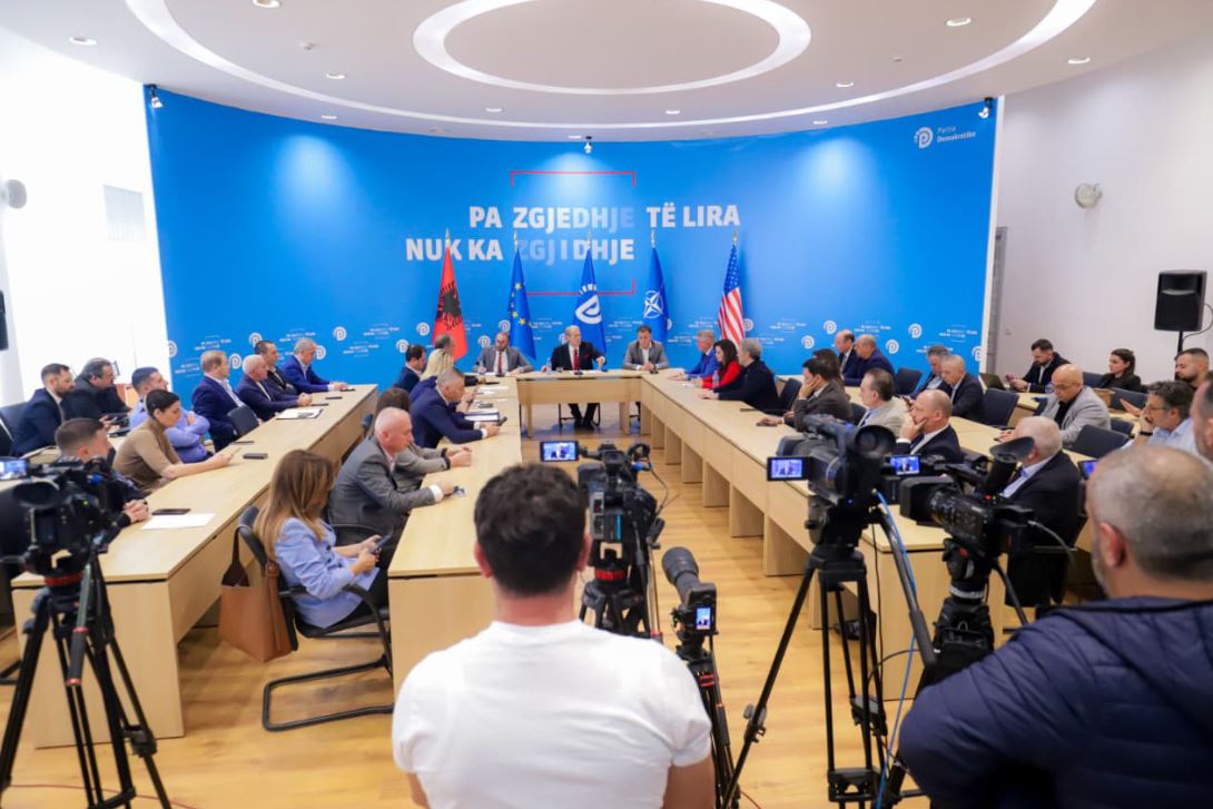 PD i rikthehet avazit të vjetër, nis sot bojkotin parlamentar, zbulohet mesazhi i Bardhit për deputetët, ja çfarë…