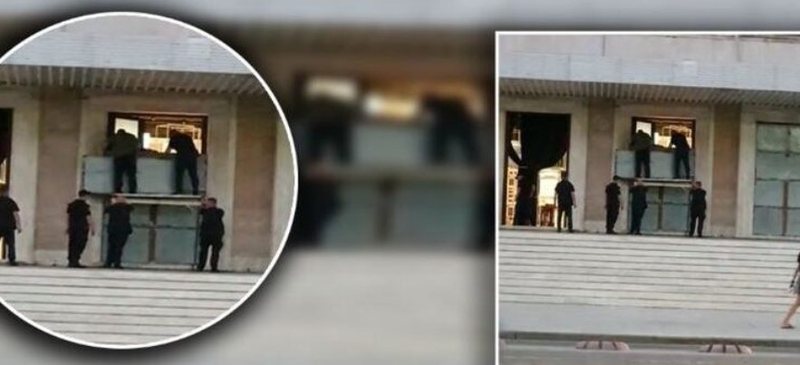 PD ka njoftuar protestë ditën e hënë, dyert e Kryeministrisë vishen me mburoja metalike