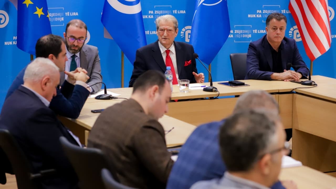 PD mbledh grupin parlamentar pas bojkotit të komisioneve, mungojnë 5 deputetë. Korreshi: Duhet të ngujohemi te zyra e Peleshit