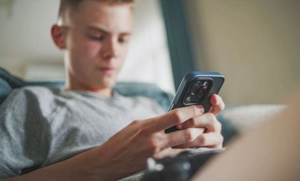 PE bën apel për ndalimin e rrjeteve sociale për fëmijët deri në moshën 16-vjeç