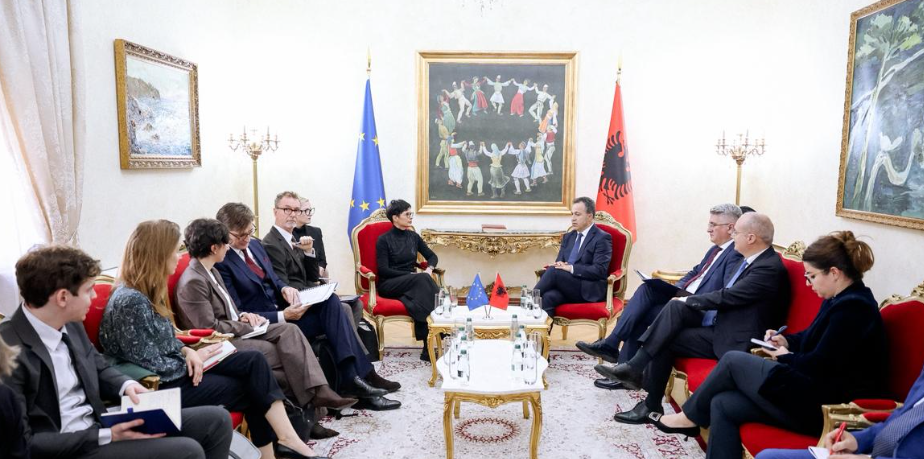 Peleshi pret Komisioneren për Zgjerim, Kos: Mbështetje e plotë për rrugëtimin e Shqipërisë në BE