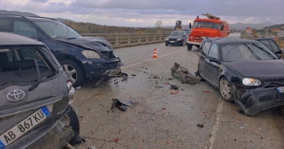 Peqin-Elbasan/ Aksident i shumëfishtë, 4 persona të lënduar