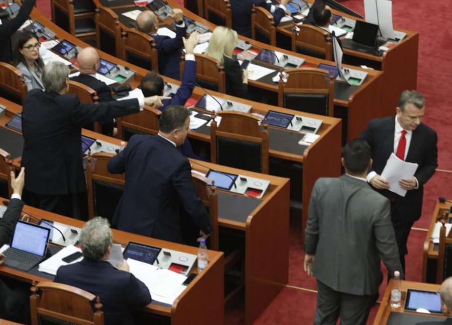 Përdori gjuhë fyese dhe kërcënuese, Grupi i PD-së kërkon përjashtimin e Taulant Ballës me 10 ditë nga Kuvendi