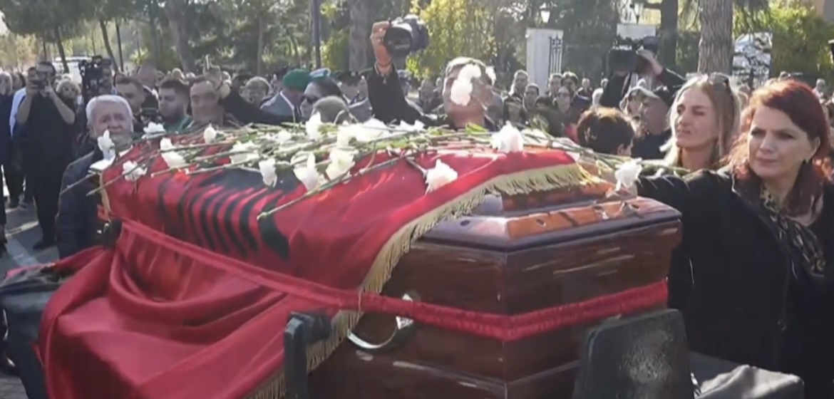 Përfundojnë homazhet/ Ish-kryeministri dhe lideri historik i PS, Fatos Nano përcillet për në banesën e fundit