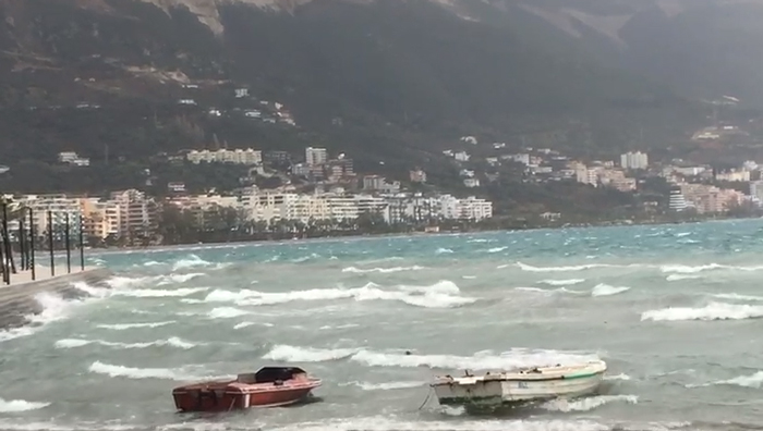 Përkeqësimi i motit, pezullohet lundrimi i mjeteve të vogla detare për disa ditë në Vlorë