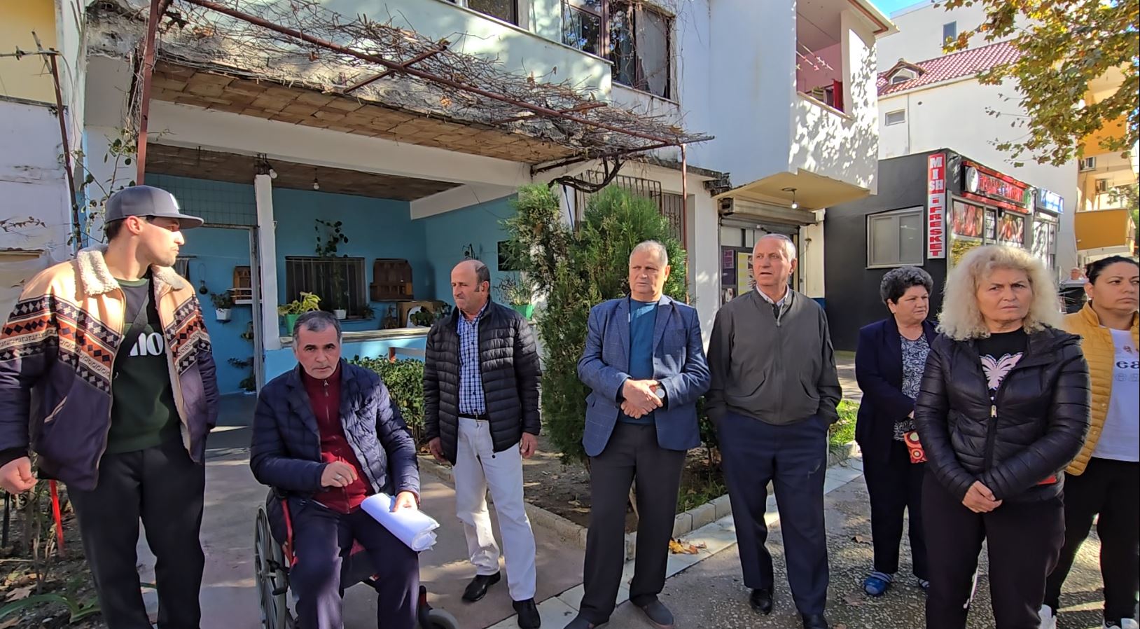 Përmbarimi nis lirimin e ish-kabinave të plazhit në Durrës, familjet përplasen me efektivët, lot dhe dëshpërim