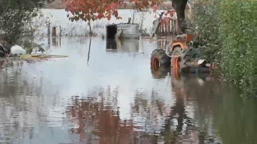 Përmbyten disa qarqe, reshjet i marrin jetën një personi në Korçë