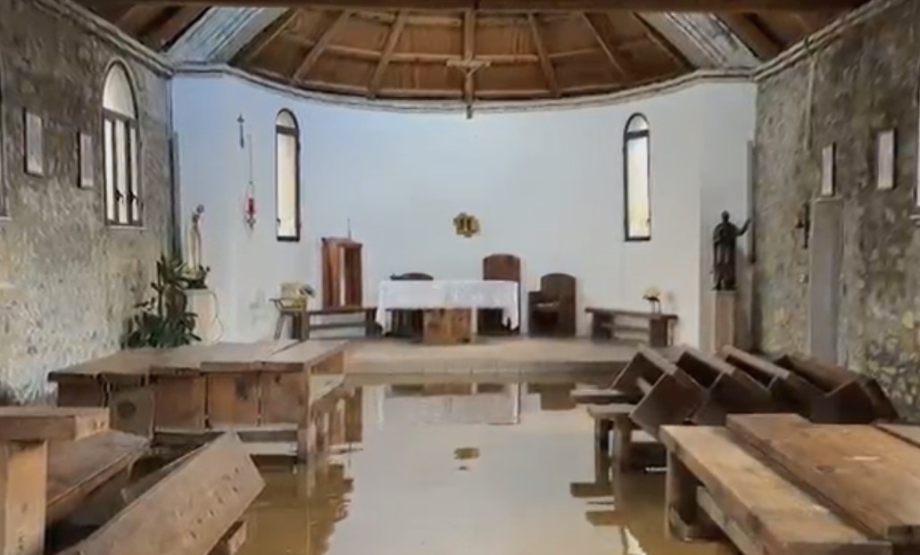 Përmbytet Kisha/ Mesha zhvillohet në lokal