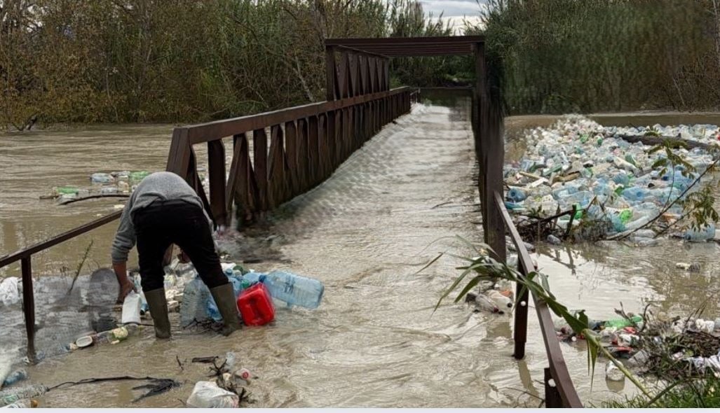 Përmbytet nga plehrat urbane ura e Shënapremtes në Durrës, reshjet sjellin mbeturina