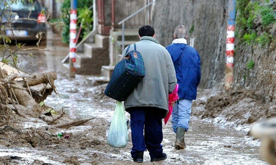 Përmbytet Siçilia, ujërat e rrëmbyeshme marrin me vete automjete dhe tavolina
