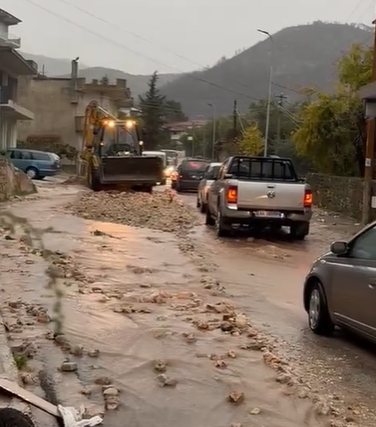 Përmbytje dhe bllokime rrugësh në Delvinë, uji ka hyrë nëpër shtëpi, evakuohen banorët
