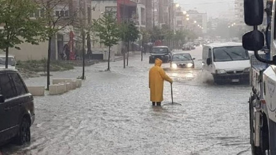 Përmbytje e madhe në Mat, evakuohet familja me 7 anëtarë. Bllokohet njëri sens i kalimit në aksin Lezhë-Shkodër