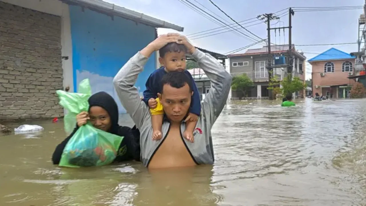Përmbytje masive dhe rrëshqitje dheu në Indonezi, 90 të vdekur