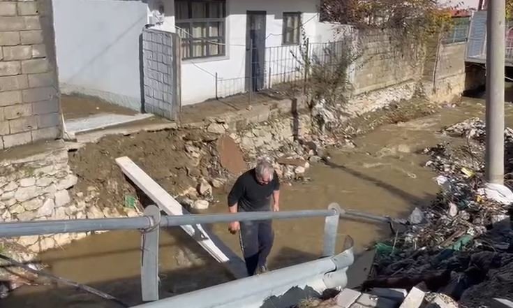 Përmbytjet në Korçë, dhjetëra banesa të dëmtuara dhe toka bujqësore nën ujë