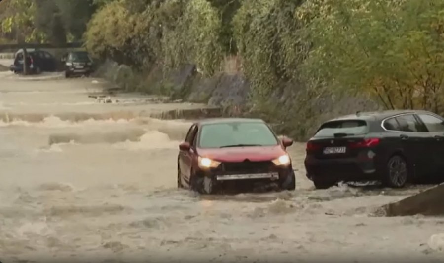 Përmbytjet në Mal të Zi rrëmbejnë makinat pas shirave të rrëmbyeshëm