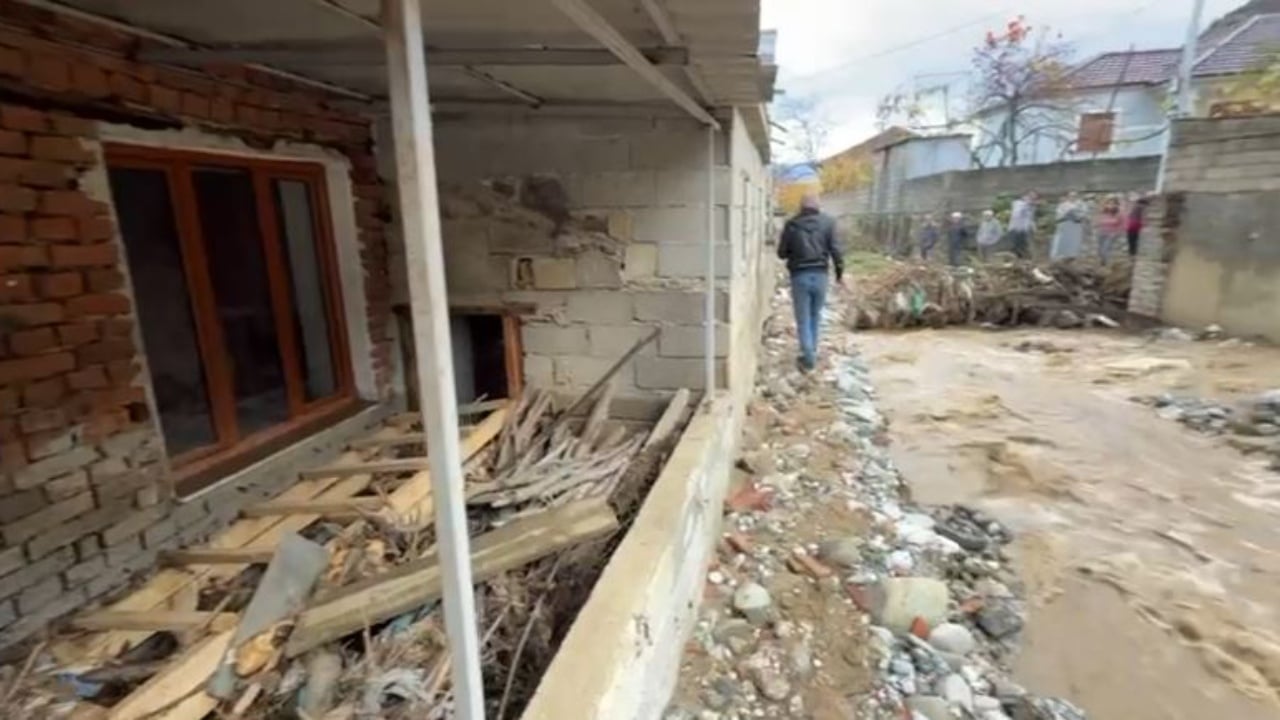 Përmbytjet në Pogradec, dy banesa shemben pjesërisht/ Familjarët kërkojnë strehim urgjent