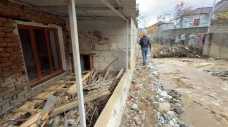 Përmbytjet në Pogradec, dy banesa shemben pjesërisht, familjarët kërkojnë strehim urgjent