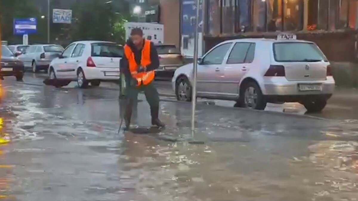 Përmbytjet paralizojnë vendin/ Shkollat mbyllen, autoritetet paralajmërojnë: Ora kritike nuk ka mbërritur